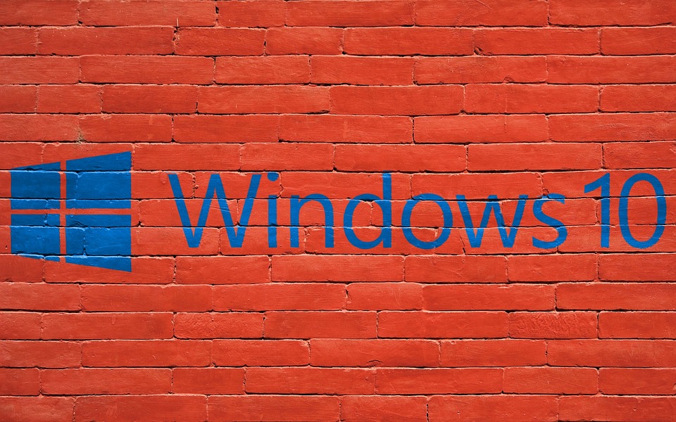 Windows 10 icon in blue on an orange background