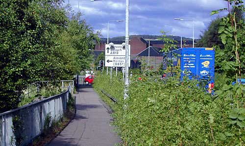 The approach to the traffic lights at Bonhill Bridge, 2004