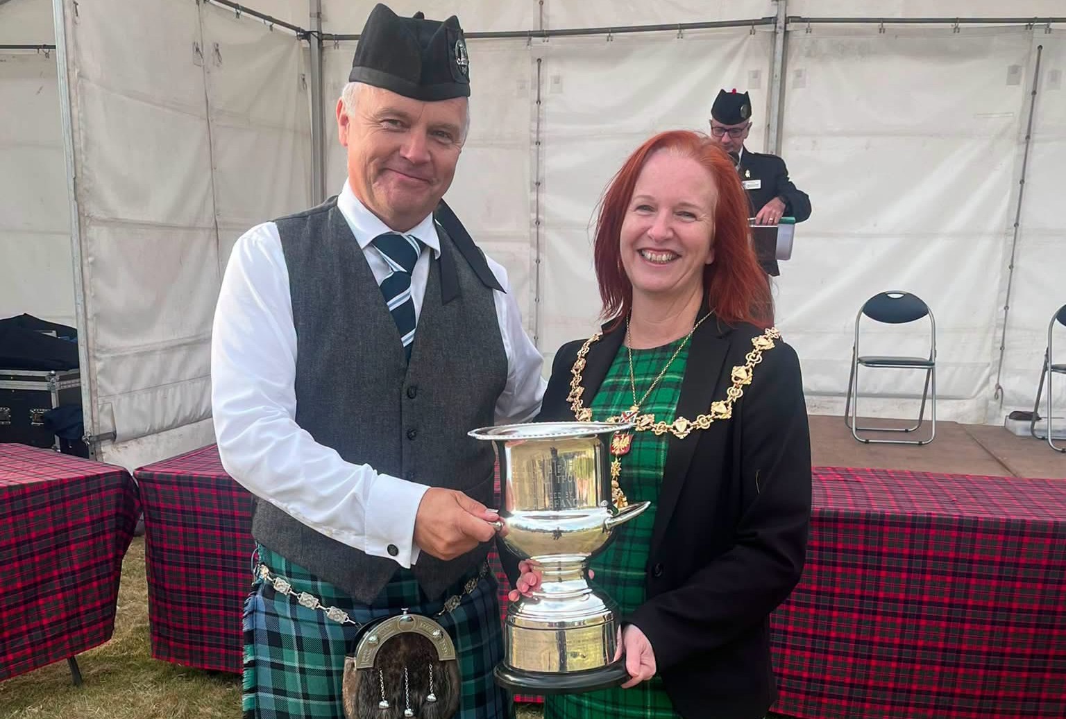 Provost Karen Murray Conaghan presents winners trophy to Inveraray and District Pipe Band